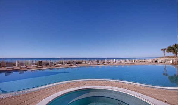 Une piscine avec vue sur la plage et l’océan.