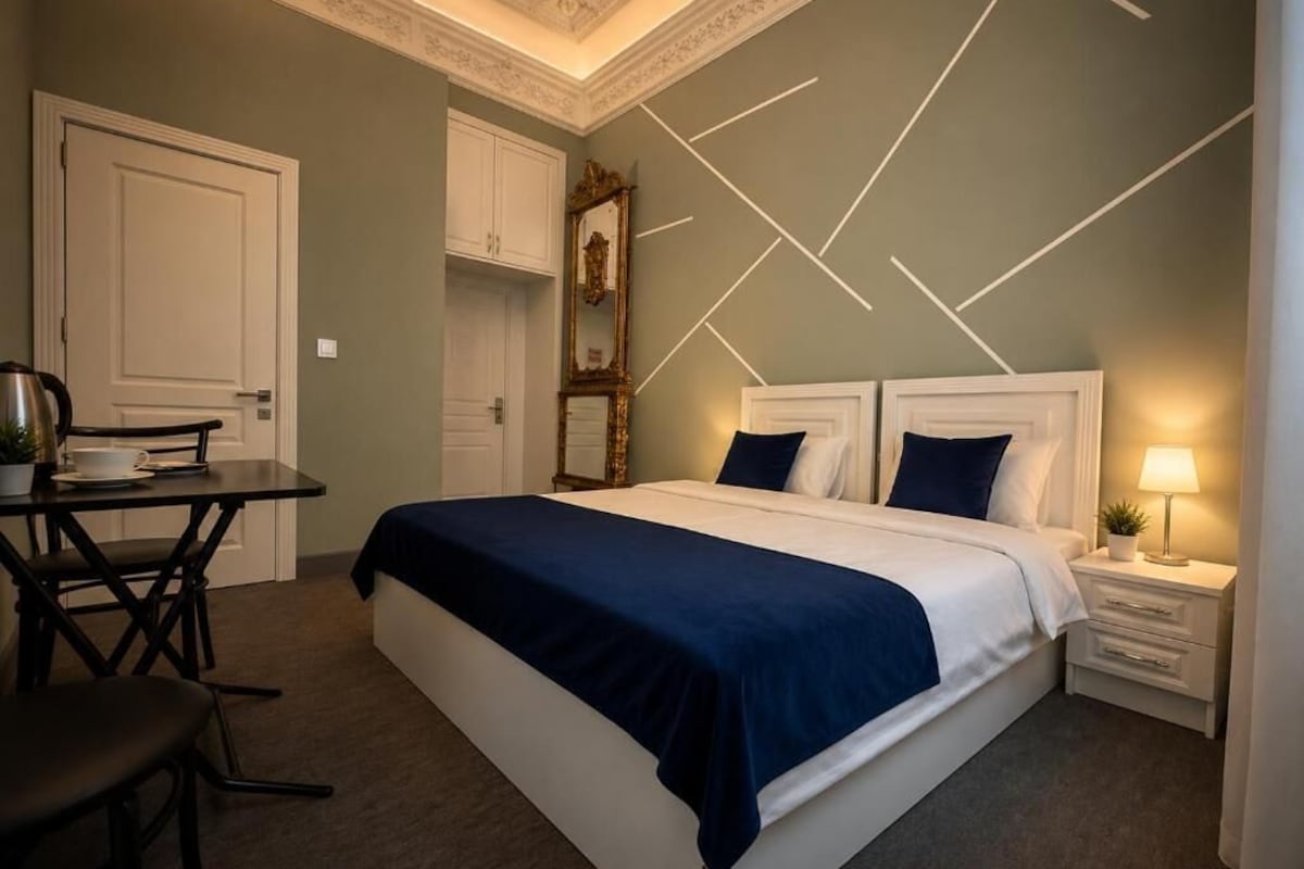 Desk, laptop workspace, free WiFi