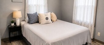 Cozy 2-bedroom house in enchanting Valrico with AC