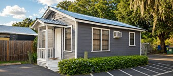 Cozy 2-bedroom house in enchanting Valrico with AC
