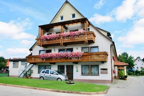 Exterior - Apartment 'Unten Bauernhof Mühle' with Pool, Terrace & Wi-Fi (Brigachtal)