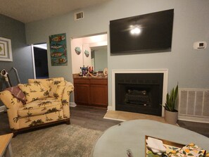 Living area - Cozy 2-bedroom condo in beautiful Surfside Beach with AC (Surfside Beach)