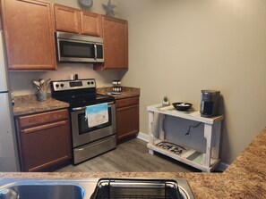Private kitchen - Cozy 2-bedroom condo in beautiful Surfside Beach with AC (Surfside Beach)