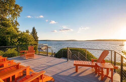 Luxury Lakefront home, 5 minutes from Petoskey w/ dock, kayaks, SUP, boat rental