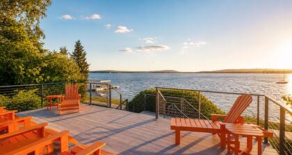Luxury Lakefront home, 5 minutes from Petoskey w/ dock, kayaks, SUP, boat rental