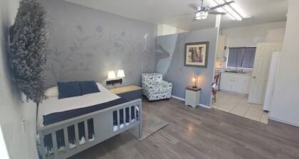 Private Apt, Full Kitchen and Air conditioning