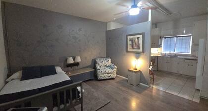 Private Apt, Full Kitchen and Air conditioning