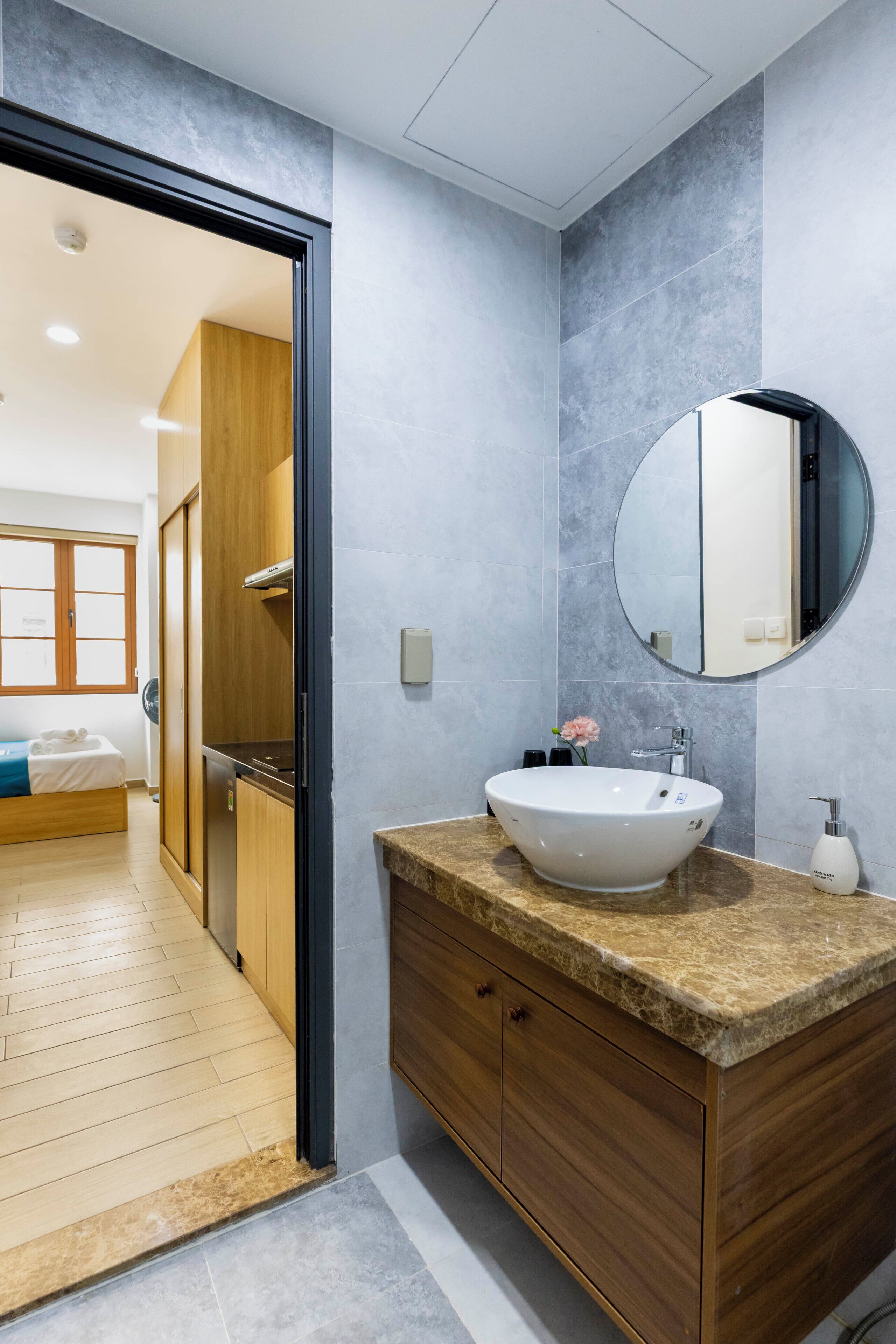 Deluxe Studio, Kitchenette | Bathroom