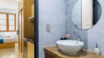 Deluxe Studio, Kitchenette | Bathroom