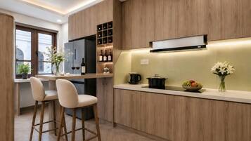 Executive Studio Suite, Balcony, City View | Private kitchen