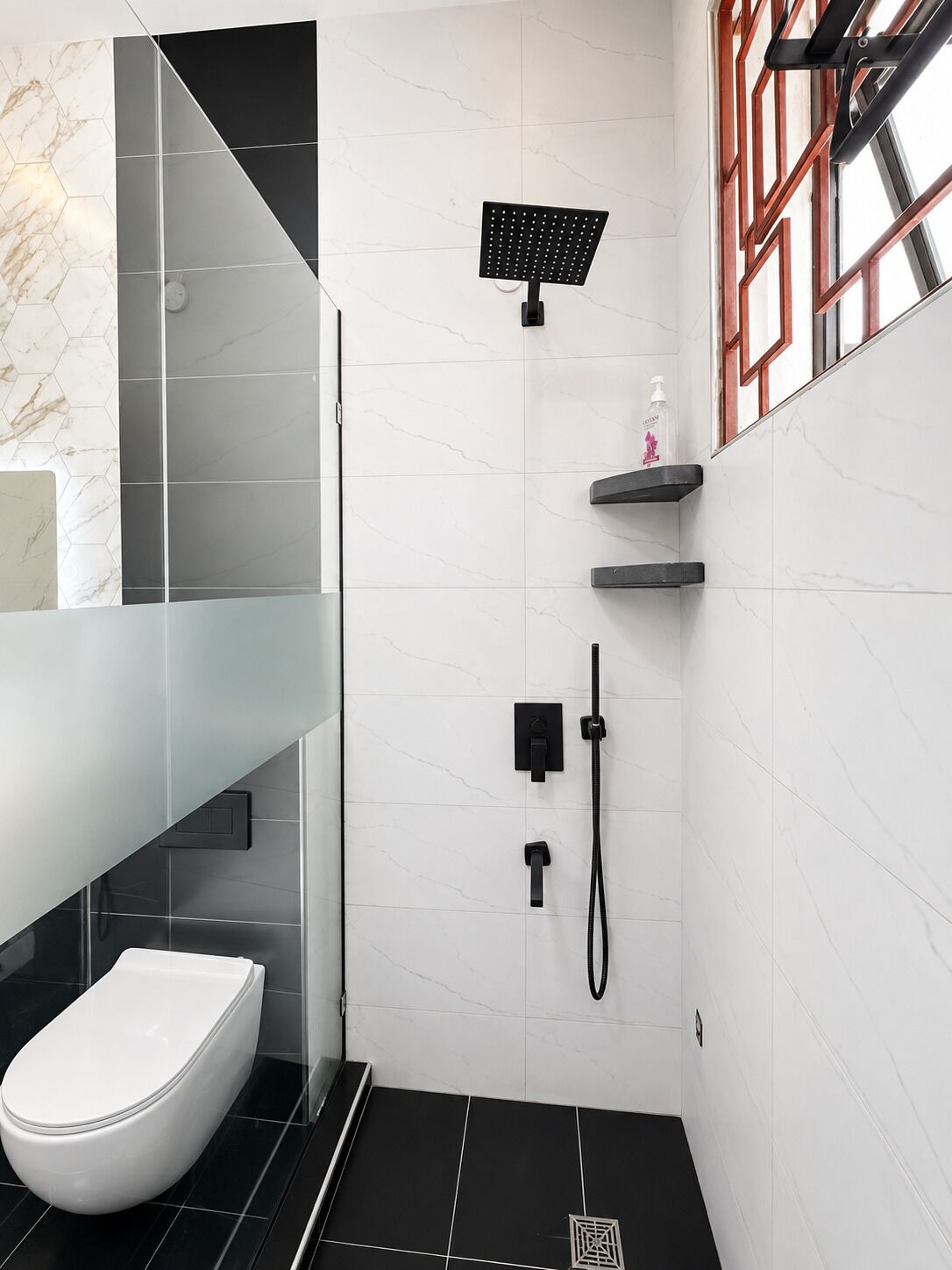 Un baño moderno con inodoro, ducha y lavamanos.