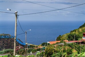 Eine Küstenlandschaft mit einer Straße, Vegetation und Blick auf das Meer.