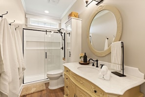 Douche, sèche-cheveux, bidet, serviettes fournies
