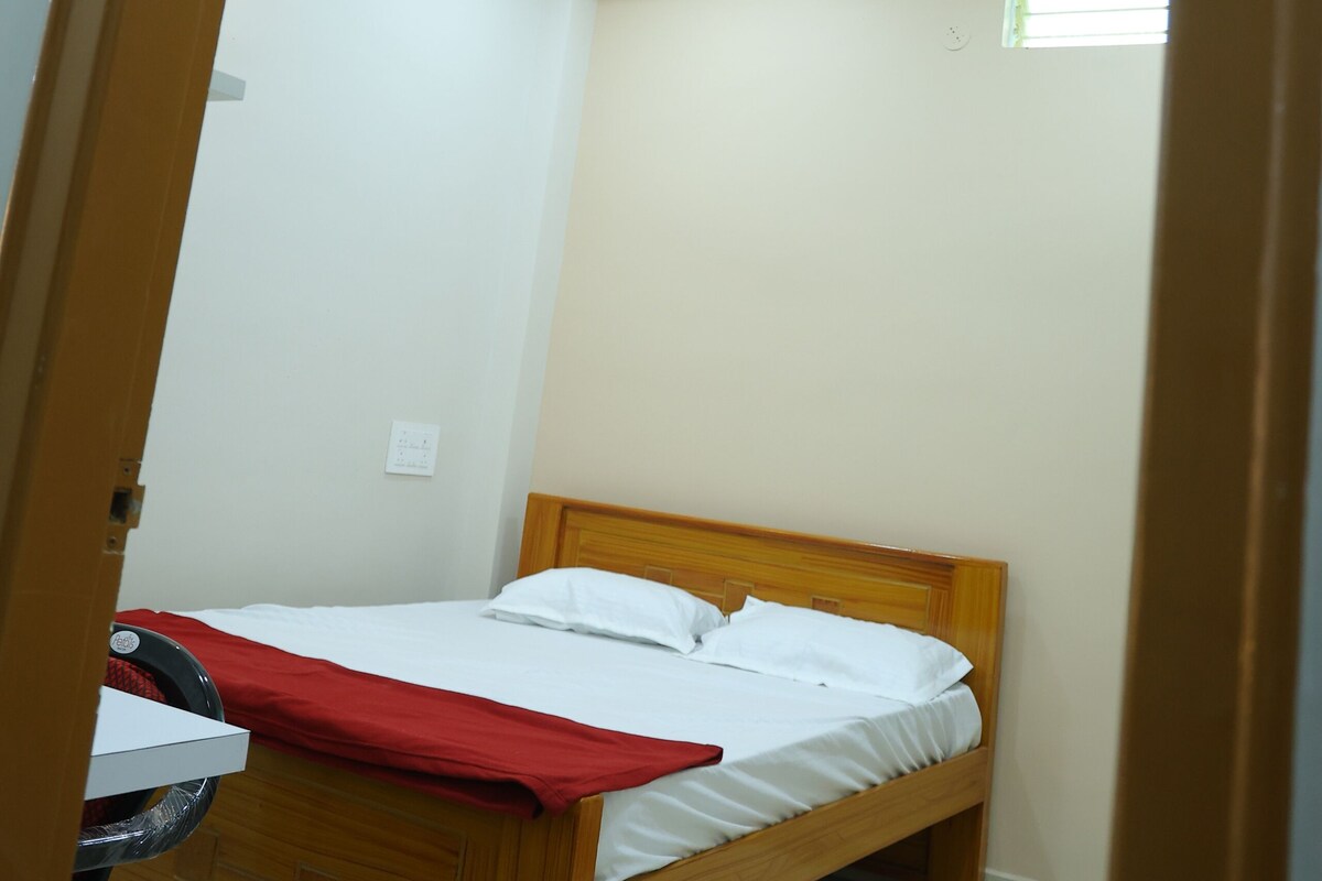 Laptop workspace, iron/ironing board, WiFi (free)