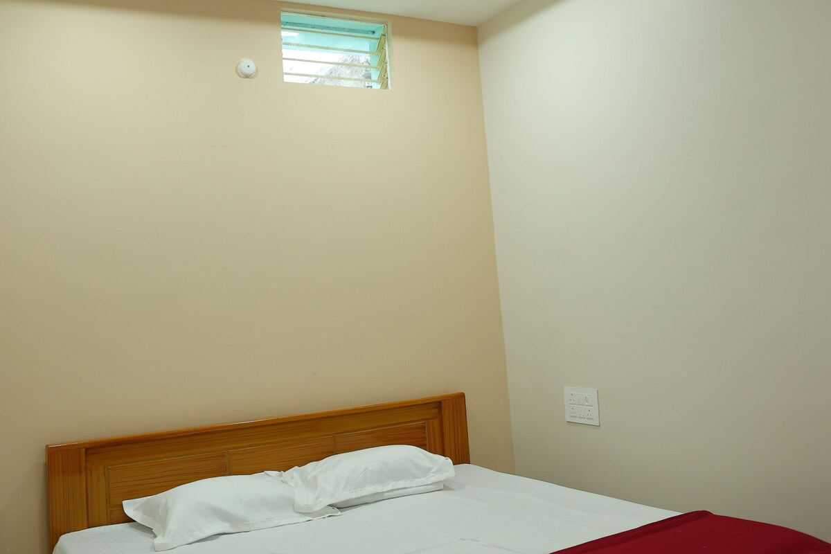 Laptop workspace, iron/ironing board, WiFi (free)