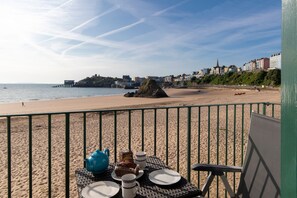 Unclassified image, 5 of 30, button - 1 Sunny Cove - Direct Beach Access, Sea Views (Tenby)