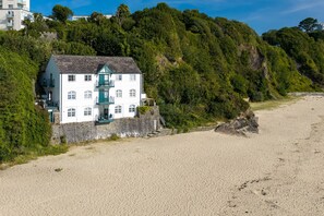 Unclassified image, 3 of 30, button - 1 Sunny Cove - Direct Beach Access, Sea Views (Tenby)