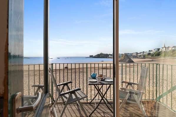 Unclassified image, 1 of 30, button - 1 Sunny Cove - Direct Beach Access, Sea Views (Tenby)