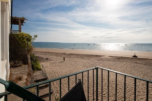 A beach with a clear sky, a sandy shore, and a view of the sea. - 1 Sunny Cove - Direct Beach Access, Sea Views (Tenby)
