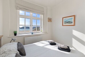 Unclassified image, 4 of 30, button - 1 Sunny Cove - Direct Beach Access, Sea Views (Tenby)
