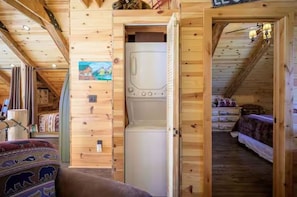 Room - Rustic/Modern Cabin with spacious deck, near Rocky Mtn Nat'l Park, Lake & Skiing (Grand Lake)