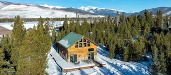 Rustic/Modern Cabin with spacious deck, near Rocky Mtn Nat'l Park, Lake & Skiing