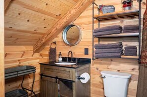 Bathroom - Rustic/Modern Cabin with spacious deck, near Rocky Mtn Nat'l Park, Lake & Skiing (Grand Lake)