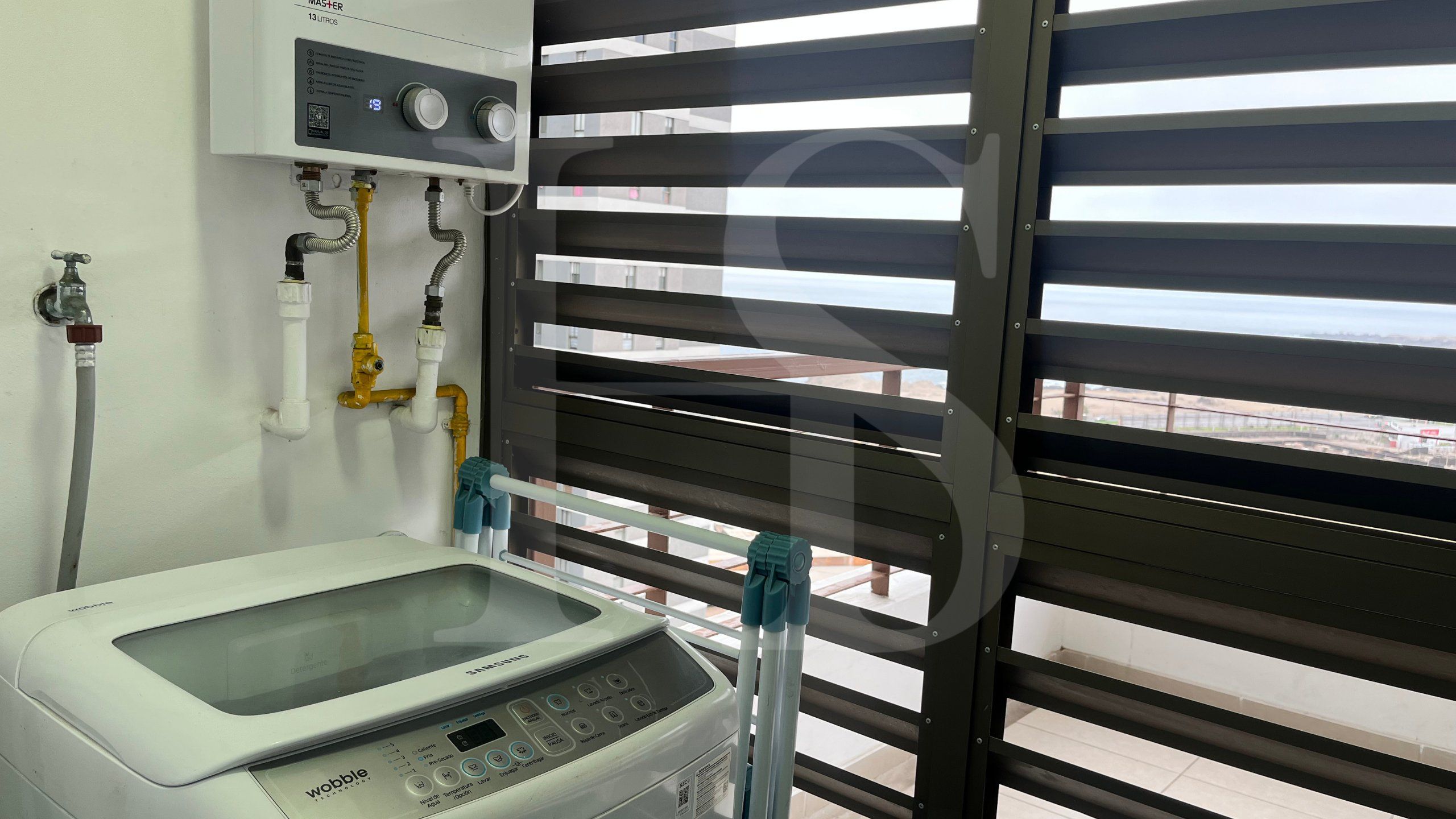 Een medisch apparaat, mogelijk een dialysemachine, met een bedieningspaneel en slangen.