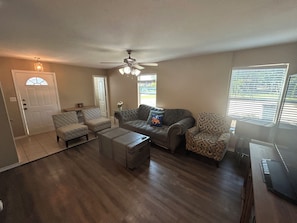 Living area - Spacious 6-bedroom entire duplex half a mile from historic downtown Mckinney (McKinney)