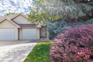 A residential house with a garage, a front door, and a driveway leading to the entrance. - Modern, pet-friendly Retreat near everything! (Montrose)