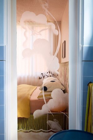 Ein Schlafzimmer mit einem Bett, Kissen und einer Hängelampe.