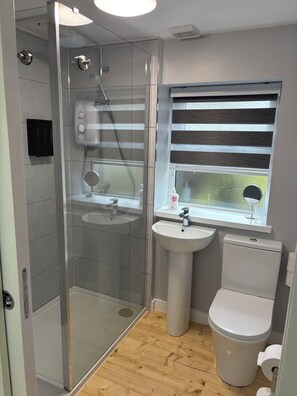 Dusche, Haartrockner, Handtücher, Seife