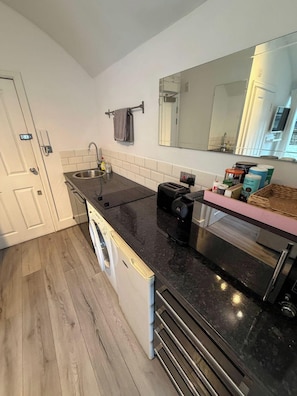 Private kitchen - Studio Sleeps 2 With Wifi (London)