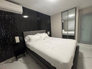 Room - Casa Neeyam: Luxury & space, 7 min from airport. 3BR/2BA, AC, Wi-Fi, parking (Carolina)