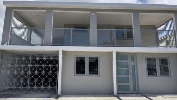 Exterior - Casa Neeyam: Luxury & space, 7 min from airport. 3BR/2BA, AC, Wi-Fi, parking (Carolina)