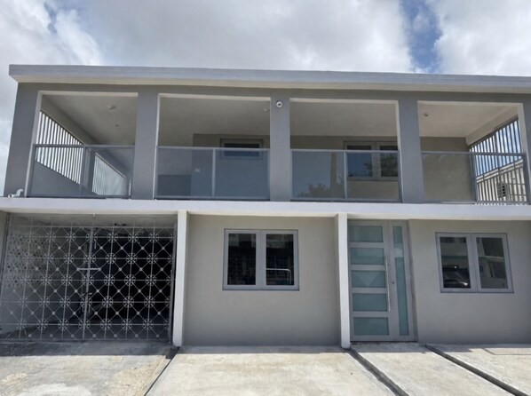 Exterior - Casa Neeyam: Luxury & space, 7 min from airport. 3BR/2BA, AC, Wi-Fi, parking (Carolina)