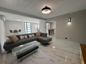 Living area - Casa Neeyam: Luxury & space, 7 min from airport. 3BR/2BA, AC, Wi-Fi, parking (Carolina)