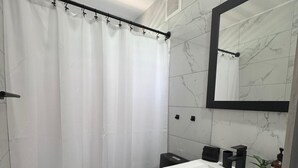 Shower, hair dryer, towels, soap - Casa Neeyam: Luxury & space, 7 min from airport. 3BR/2BA, AC, Wi-Fi, parking (Carolina)