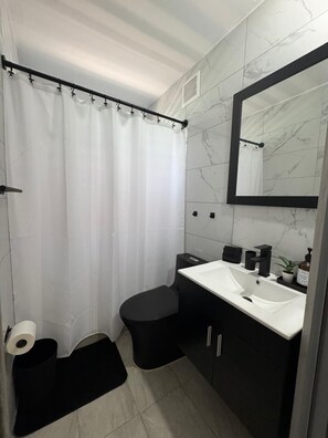 Bathroom - Casa Neeyam: Luxury & space, 7 min from airport. 3BR/2BA, AC, Wi-Fi, parking (Carolina)
