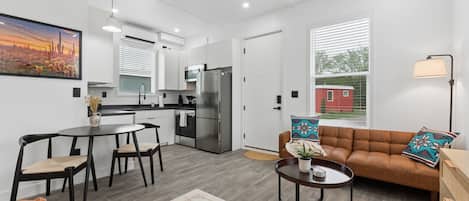 Un apartamento moderno con cocina, comedor y sala de estar.