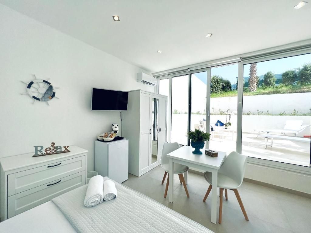 Une chambre  à coucher moderne, équipée d’un lit, d’un bureau et d’une télévision.