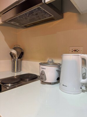 Eine Küche mit Herd, Slow Cooker und Kaffeemaschine.
