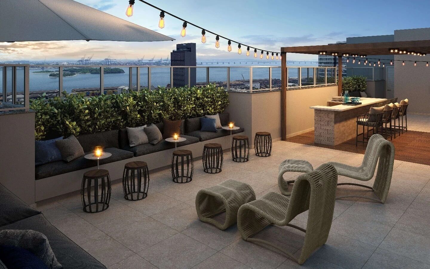 Una terraza en la azotea con asientos, una zona de bar y vistas a la ciudad.