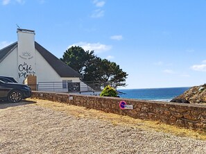 A coastal building with a café named 'Le Café de la Plage' and a stone wall in front. - Cozy studio for 2 people — Les Villas de la Plage, Rospico (Névez) (Névez)