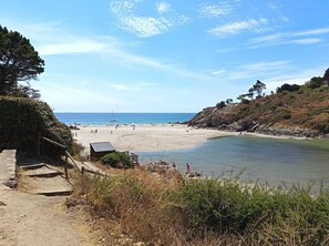 A beach with clear water, a sandy shore, and a small wooden structure. - Cozy studio for 2 people — Les Villas de la Plage, Rospico (Névez) (Névez)