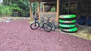 A gravel driveway with bicycles parked under a wooden structure. - Lake Harmony Chalet w/ Sauna, Hot tub,  Tensile Hammock, Game Room, Beach Passes (Lake Harmony)