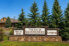 Skilt for The Inn at Silvercreek, der viser at det tilbyder bar og grill, idrætsklub og konferencecenter, samt overnatning.