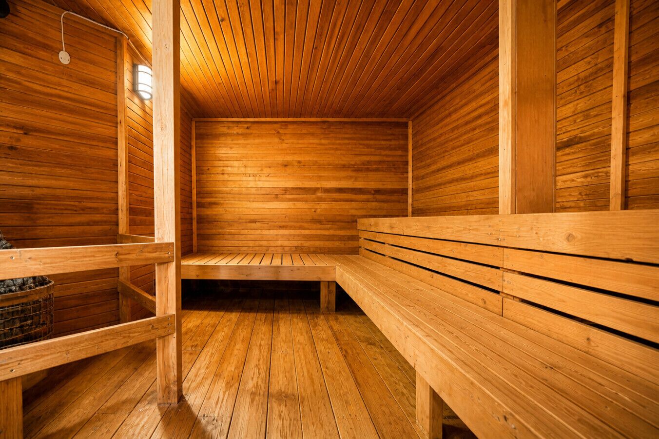 Eine Holzsauna mit Bänken und einer Sitzbank.