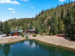 A lakeside lodge with cabins and a swimming area. - Couples retreat backing to the pond in wonderful Breckenridge on shuttle route (Breckenridge)
