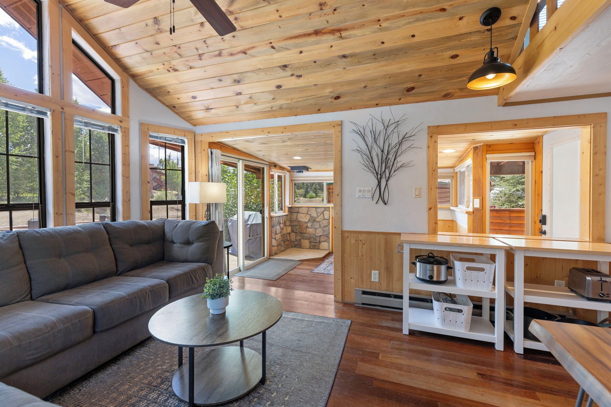 Una sala de estar moderna con sofá, mesa de centro y vistas al exterior.